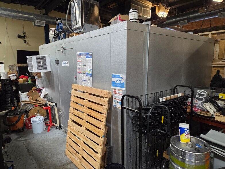 More Photos Of 725 Main St, Middletown Storefront For Lease