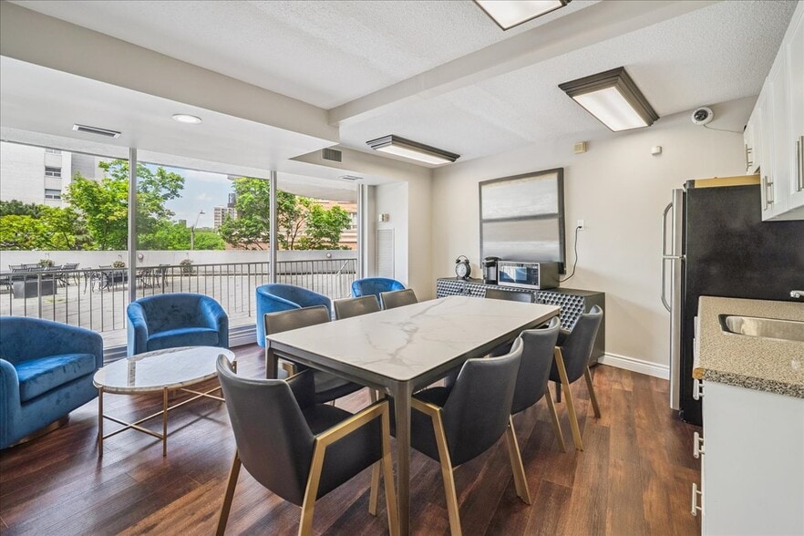 More Photos Of 6 John St, Oakville Apartments For Lease