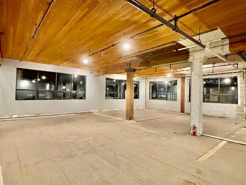 More Photos Of 1311 W 13th St, Kansas City Office For Sale