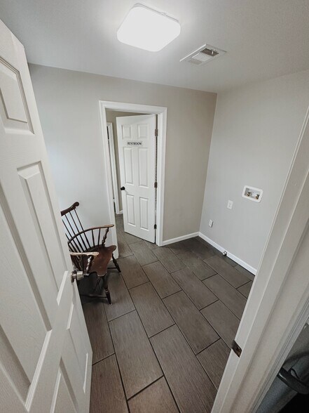 More Photos Of 104 E Pine St, Georgetown Office Residential For Lease