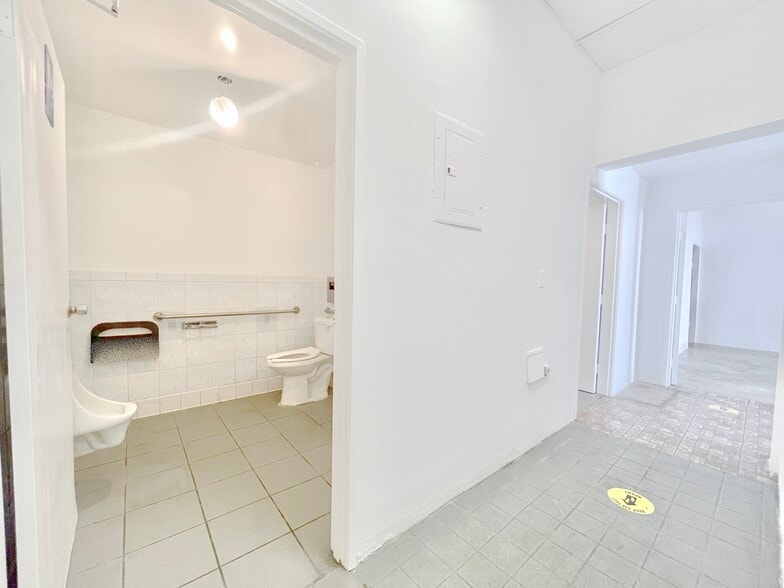 More Photos Of 1001 S Maple Ave, Los Angeles Storefront For Lease
