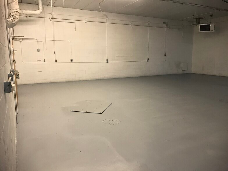 More Photos Of 30401-30405 Neal Ave, Lindstrom Warehouse For Sale