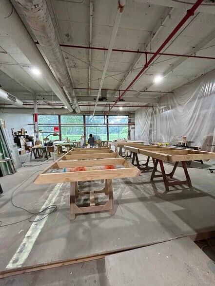 More Photos Of 4242 W Bryn Mawr Ave, Chicago Manufacturing For Lease