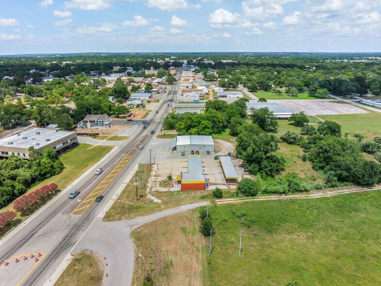 More Photos Of 621 W Travis St, La Grange Carwash For Sale