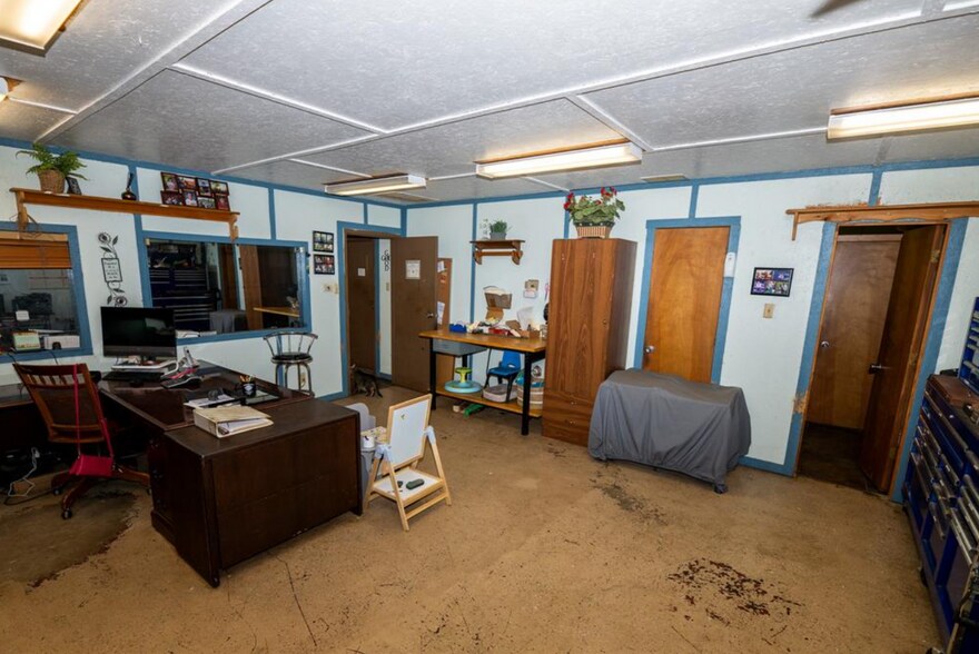 More Photos Of 203 Norton St, Lone Oak Warehouse For Sale
