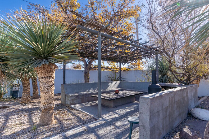 More Photos Of 601 W San Antonio St, Marfa Hotel For Sale