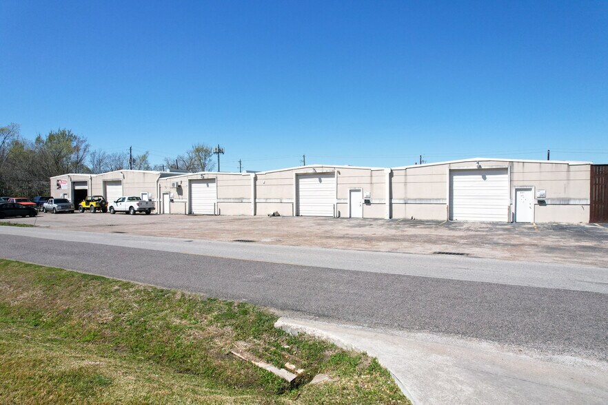 More Photos Of 8301 Braniff St, Houston Warehouse For Lease