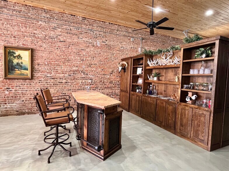 More Photos Of 112 W Wise St, Bowie Office For Sale