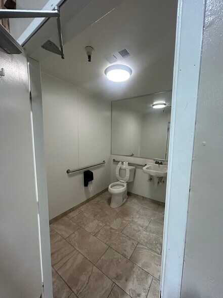 More Photos Of 520 California Blvd, Napa Warehouse For Lease