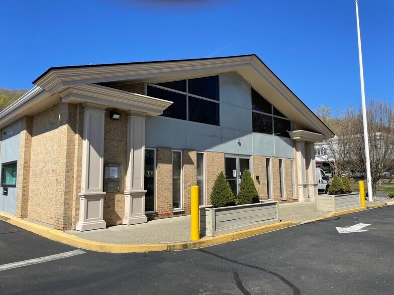 More Photos Of 194 Amity Rd, Woodbridge Bank For Lease