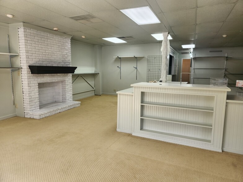 More Photos Of 102 Redfern Vlg, St Simons Island General Retail For Lease