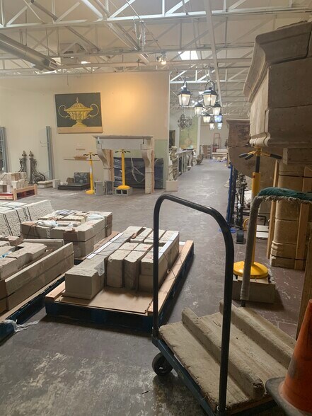 More Photos Of 1308 Dragon St, Dallas Showroom For Lease