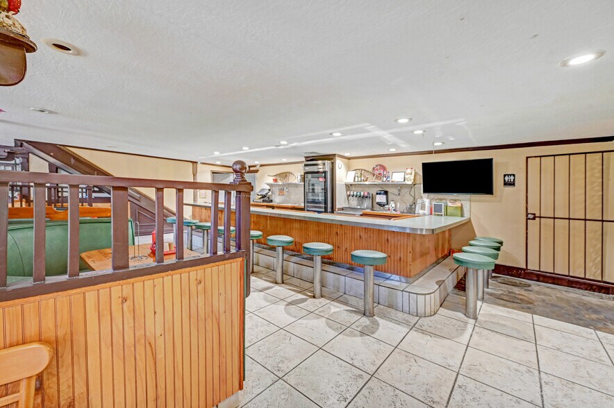 More Photos Of 300 N Cocoa Blvd, Cocoa Restaurant For Lease