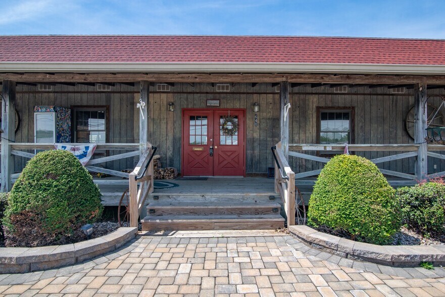 More Photos Of 641 Highland Ave, Vine Grove Freestanding For Sale