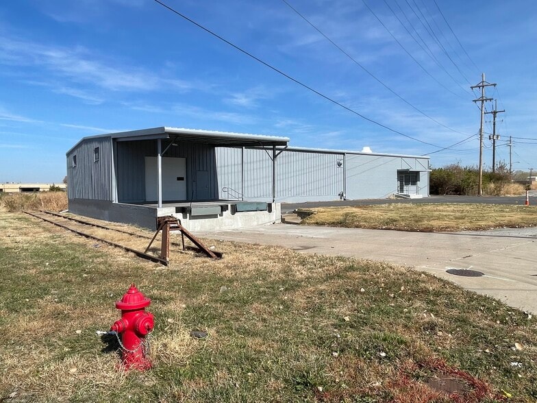 More Photos Of 100 E Quindaro Blvd, Kansas City Warehouse For Sale