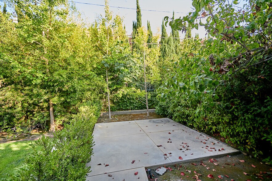 More Photos Of 658 S Bronson Ave, Los Angeles Office Residential For Sale