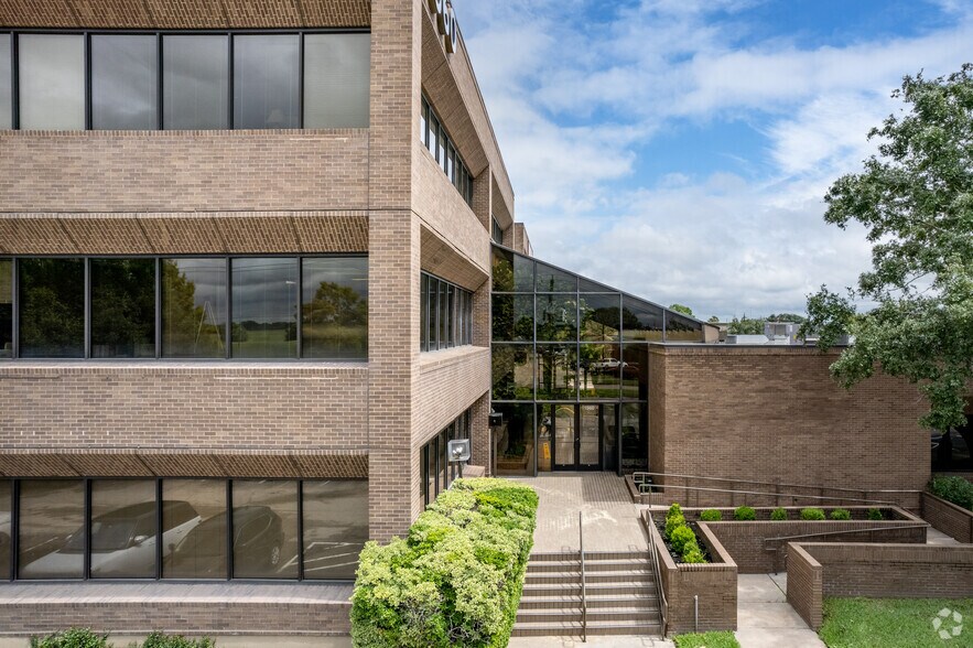 More Photos Of 1560 W Bay Area Blvd, Friendswood Office For Lease