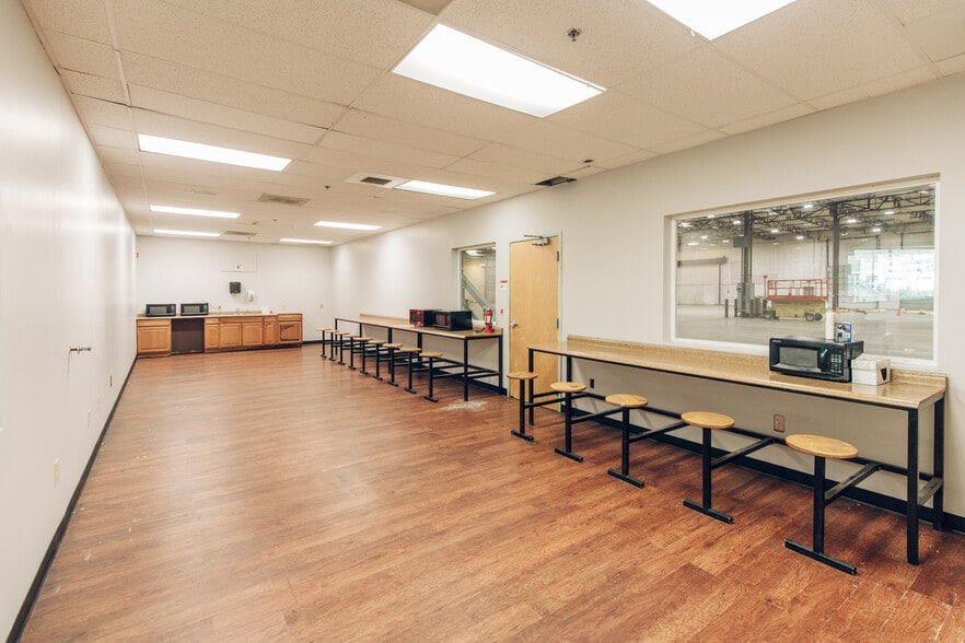 More Photos Of 10235-10255 SW Spokane Ct, Tualatin Manufacturing For Lease