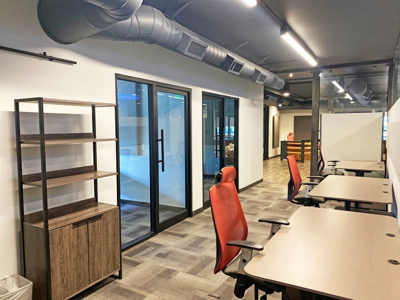 More Photos Of 14958 Ventura Blvd, Sherman Oaks Office For Lease