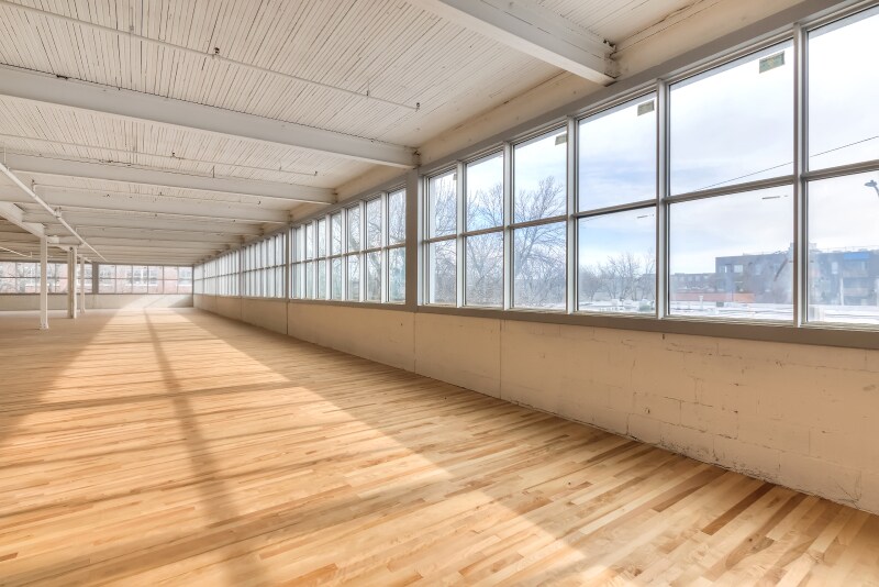 More Photos Of 2260 Av Aird, Montréal Light Distribution For Lease