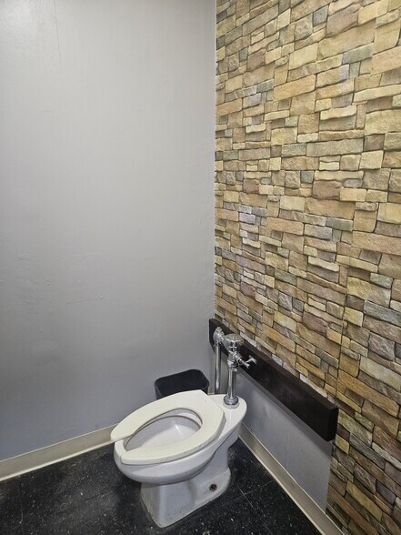 More Photos Of 220 Sycamore St, Oil City General Retail For Sale