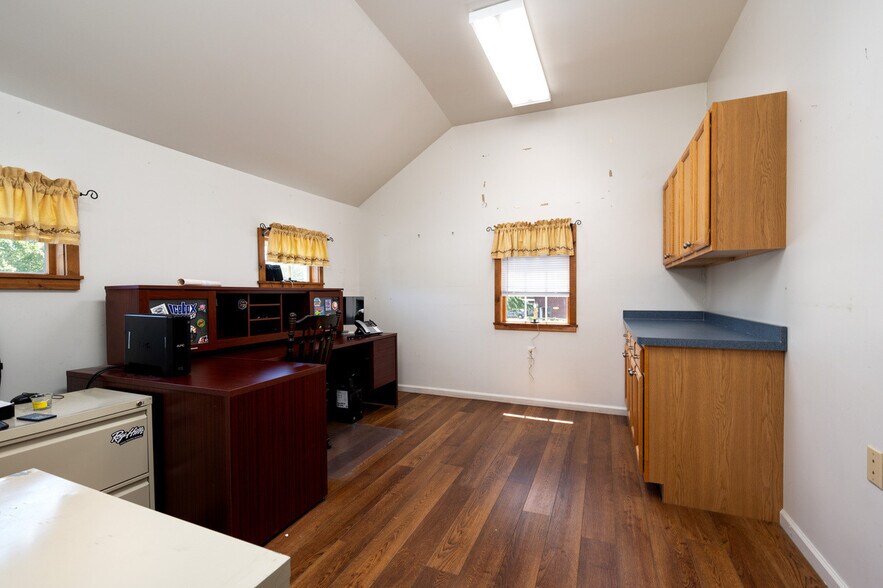 More Photos Of 7 W Belle St, Ridgely Storefront For Sale