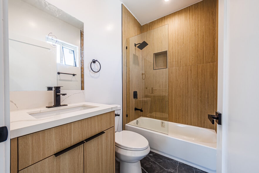 More Photos Of 5209 W 20th St, Los Angeles Multifamily For Sale