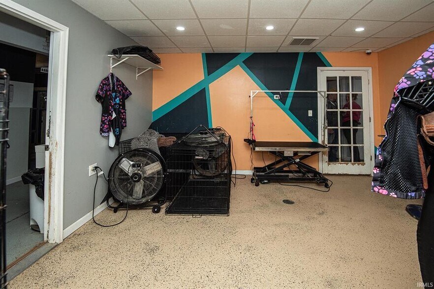 More Photos Of 433 S Hickory Corner Rd, Vincennes Veterinarian Kennel For Sale
