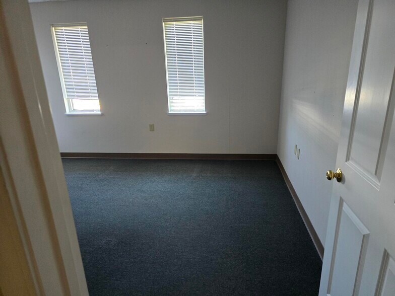 More Photos Of 2301 Bloomfield Rd, Cape Girardeau Self Storage For Lease