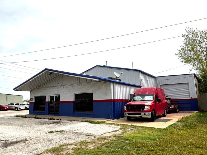More Photos Of 700 S Stemmons Fwy, Sanger Flex For Lease