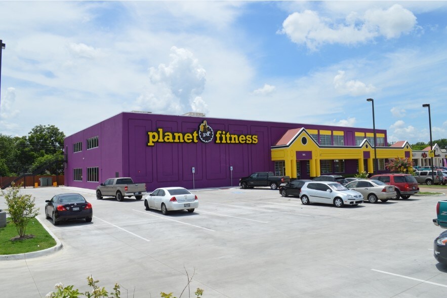 More Photos Of 525-597 W Pioneer Pky, Grand Prairie General Retail For Lease