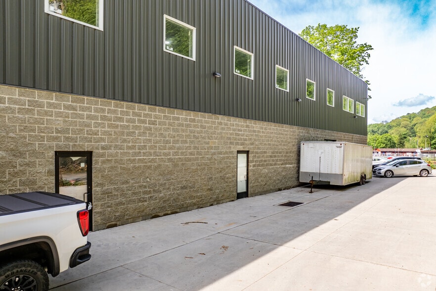 More Photos Of 528 Camp Horne Rd, Pittsburgh Warehouse For Lease