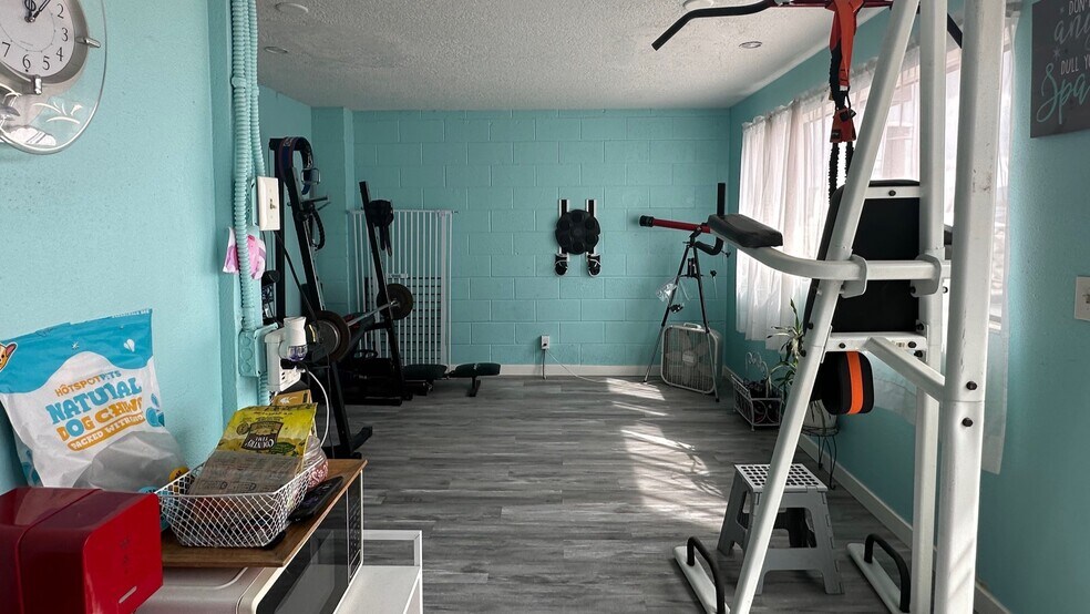 More Photos Of 537 14th St, Longview Storefront For Sale