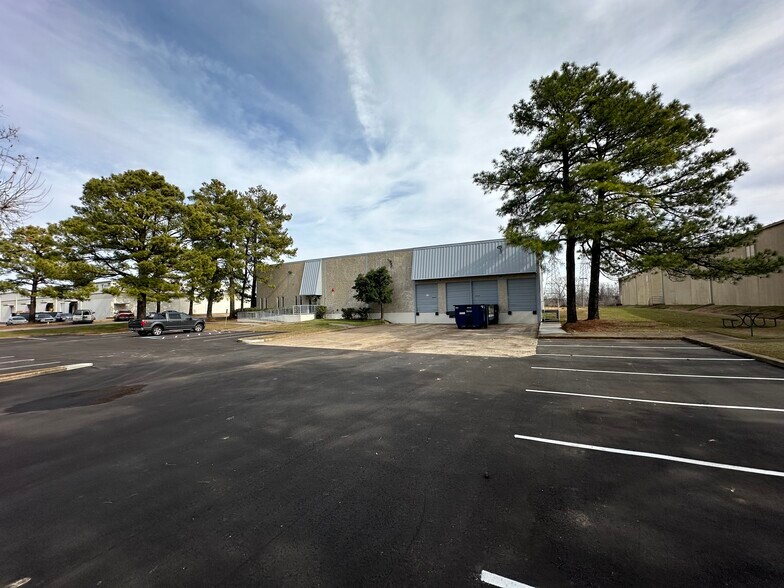 More Photos Of 4040 Delp St, Memphis Distribution For Lease