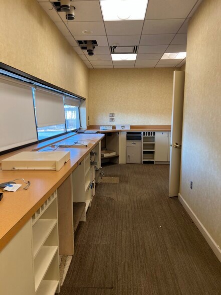 More Photos Of 6480 Milgen Rd, Midland Bank For Lease