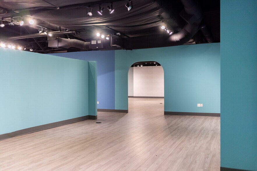 More Photos Of 495 S Grand Central Pky, Las Vegas Showroom For Lease