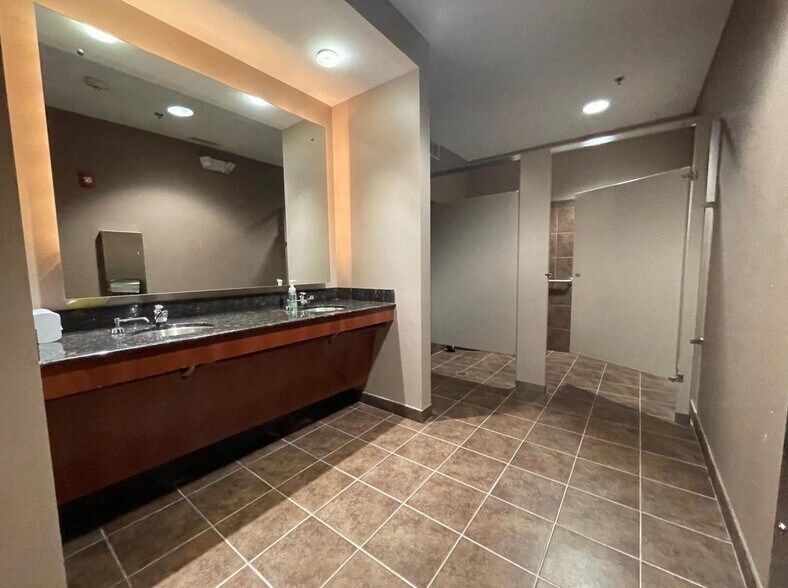 More Photos Of 28160 W Northwest Hwy, Lake Barrington Office For Lease