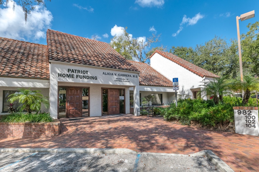 982 DOUGLAS AVE  