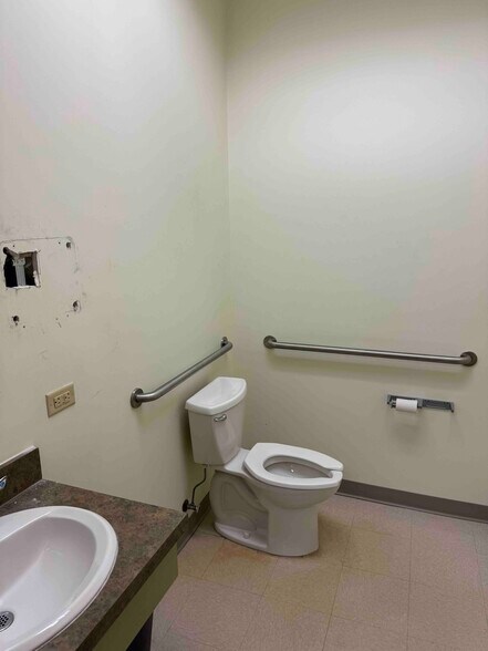 More Photos Of 897 Von Kolnitz Rd, Mount Pleasant Medical For Lease