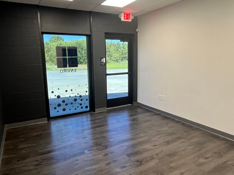 More Photos Of 460 E Plaza Dr, Mooresville Distribution For Lease