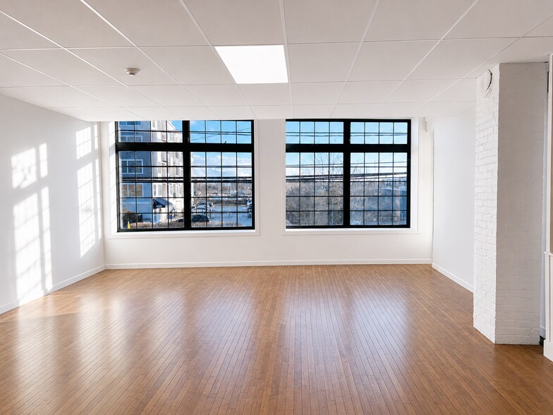 More Photos Of 369 Bank St, New London Storefront Retail Residential For Lease