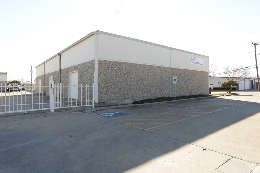 More Photos Of 11150 Morrison, Dallas Showroom For Sale