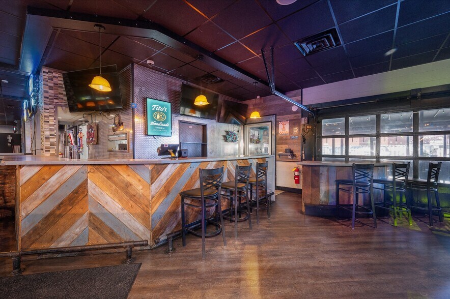 More Photos Of 3248 Blackwood Dr, Nashville Bar For Sale