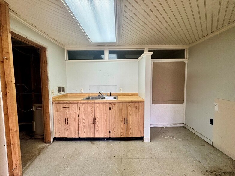 More Photos Of 868 State Route 3 and 12, Hinton Flex For Sale