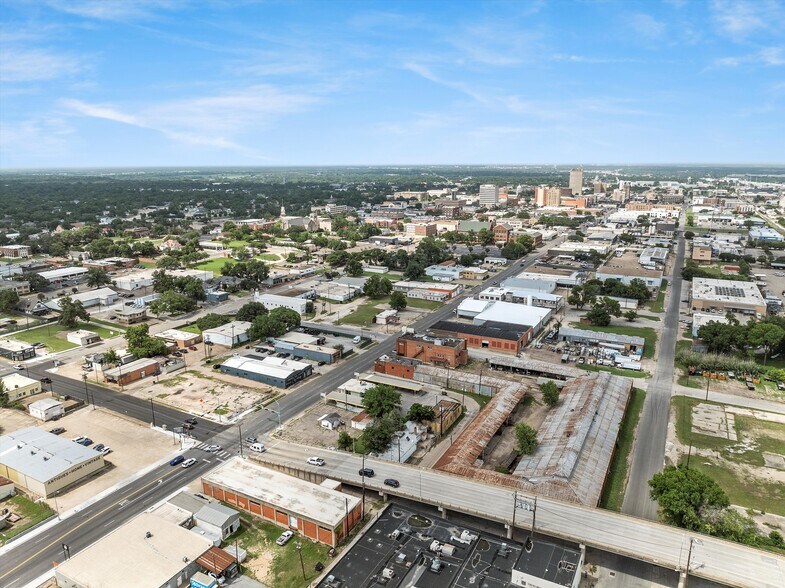 More Photos Of 1702 Franklin Ave, Waco Warehouse For Lease