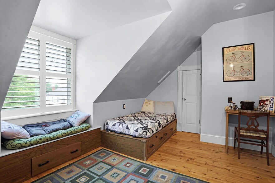 More Photos Of 504 W 5th St, Washington Hospitality For Sale