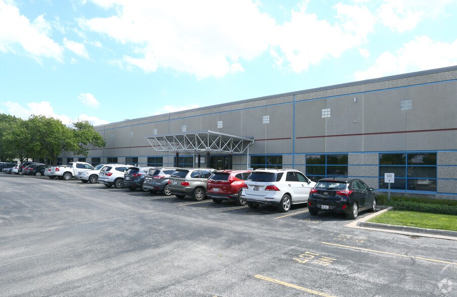 More Photos Of 2500 W Bradley Pl, Chicago Unknown For Lease