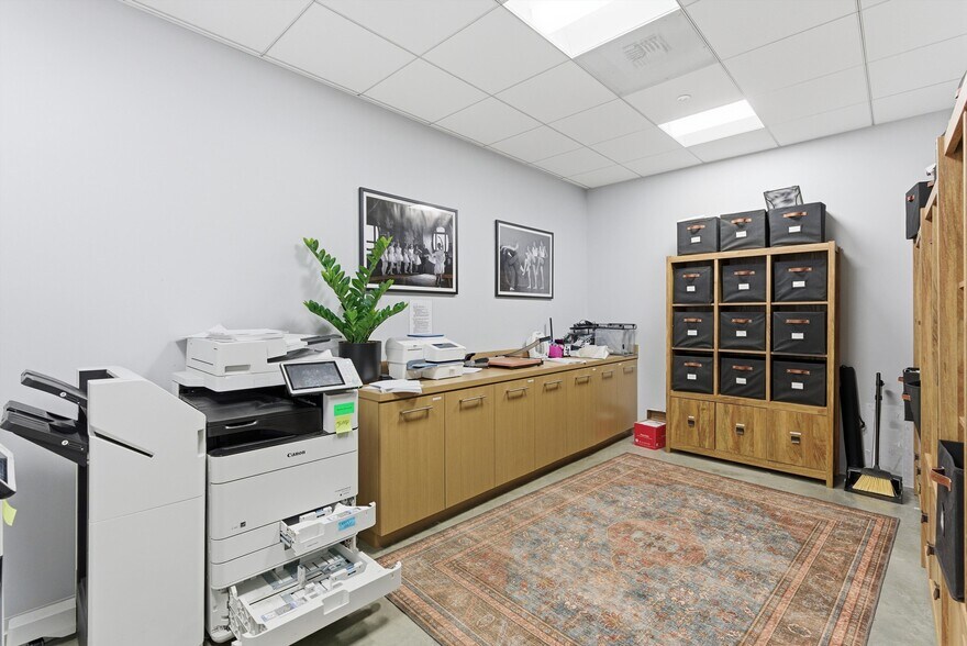 More Photos Of 6555 Barton Ave, Los Angeles Office For Lease