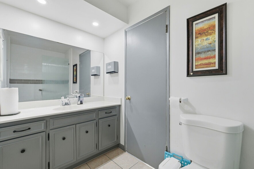 More Photos Of 27828 Parkvale Dr, Santa Clarita Healthcare For Sale