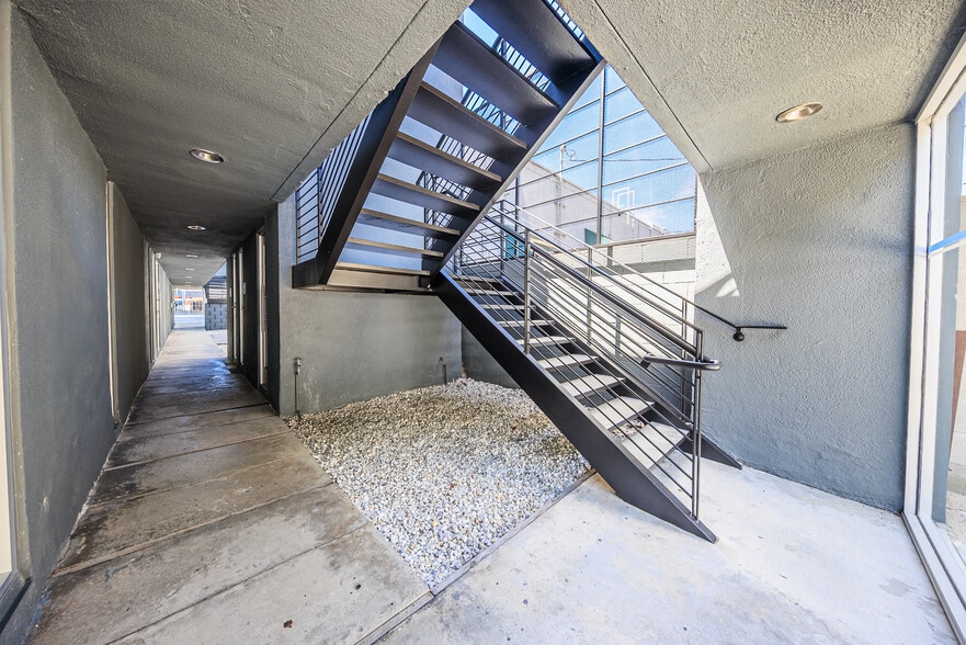 More Photos Of 2330 Westwood Blvd, Los Angeles Office For Sale